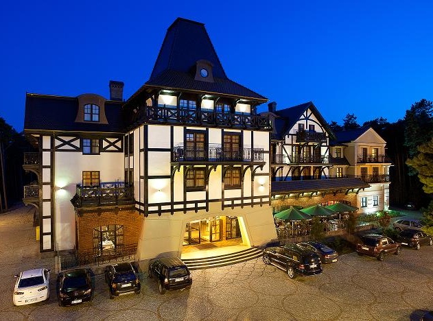 Hotel Royal Baltic 4* Luxury Boutique Hotel z zewnątrz o zmierzchu